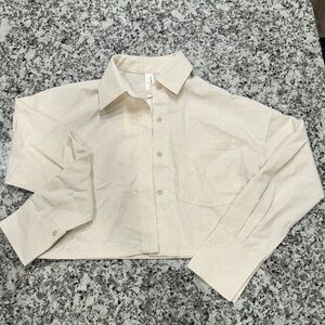 Commence cropped linen style button down shirt. NWT. Size small.